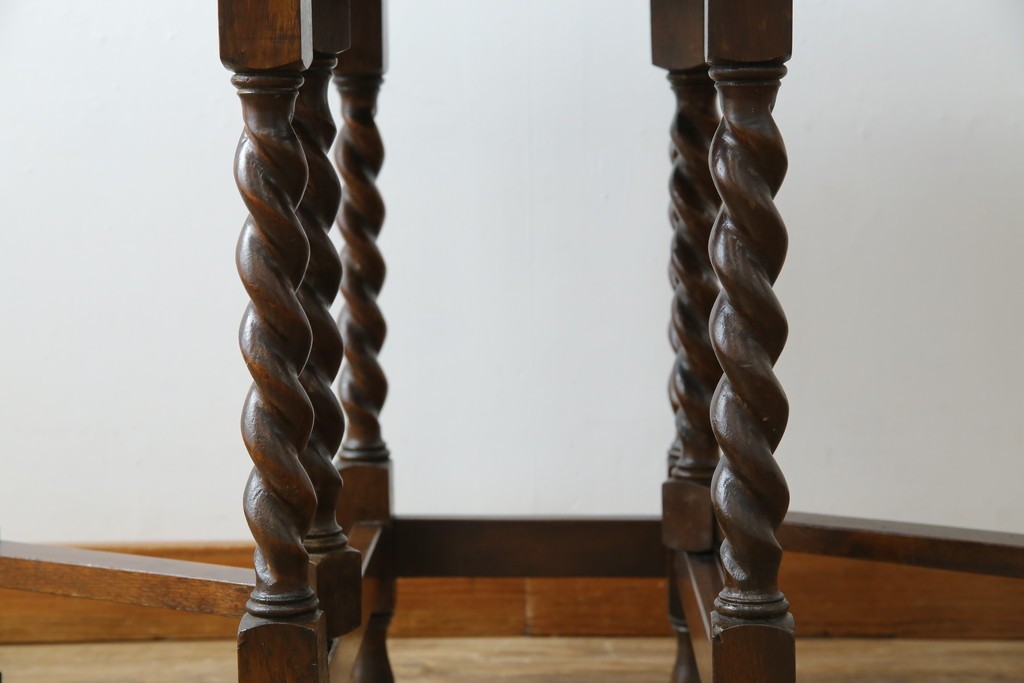 イギリスアンティーク　オーク材　脚のデザインが美しいツイストレッグバタフライテーブル　(R-063466)