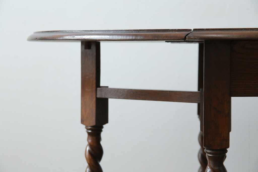 イギリスアンティーク　オーク材　脚のデザインが美しいツイストレッグバタフライテーブル　(R-063466)