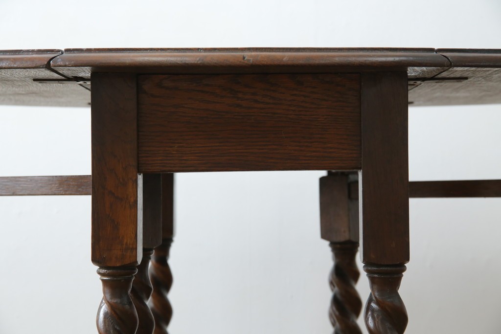 イギリスアンティーク　オーク材　脚のデザインが美しいツイストレッグバタフライテーブル　(R-063466)