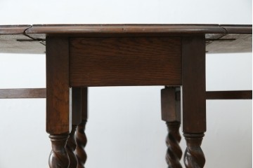 イギリスアンティーク　オーク材　脚のデザインが美しいツイストレッグバタフライテーブル　(R-063466)