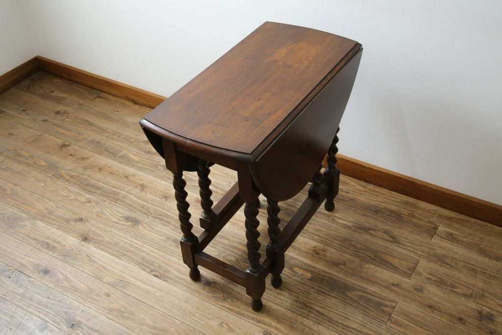 イギリスアンティーク　オーク材　脚のデザインが美しいツイストレッグバタフライテーブル　(R-063466)