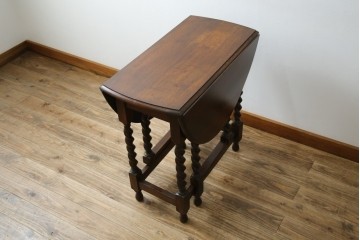 イギリスアンティーク　オーク材　脚のデザインが美しいツイストレッグバタフライテーブル　(R-063466)