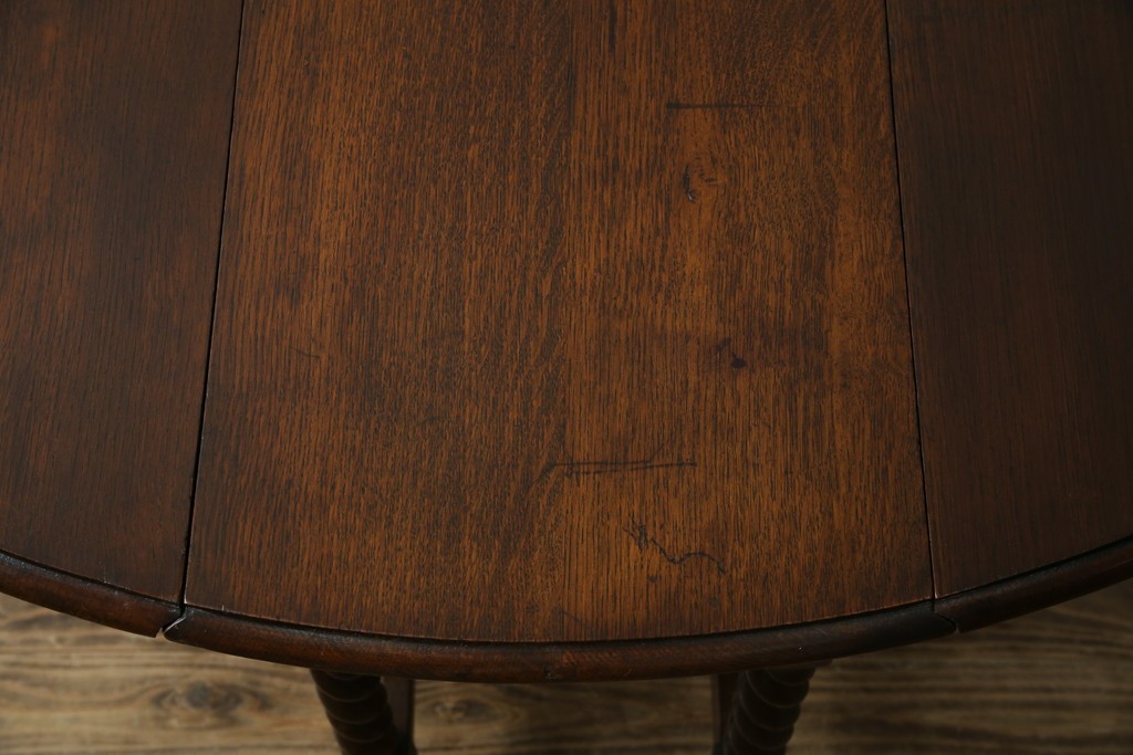 イギリスアンティーク　オーク材　脚のデザインが美しいツイストレッグバタフライテーブル　(R-063466)