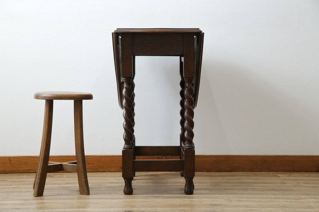 イギリスアンティーク　オーク材　脚のデザインが美しいツイストレッグバタフライテーブル　(R-063466)