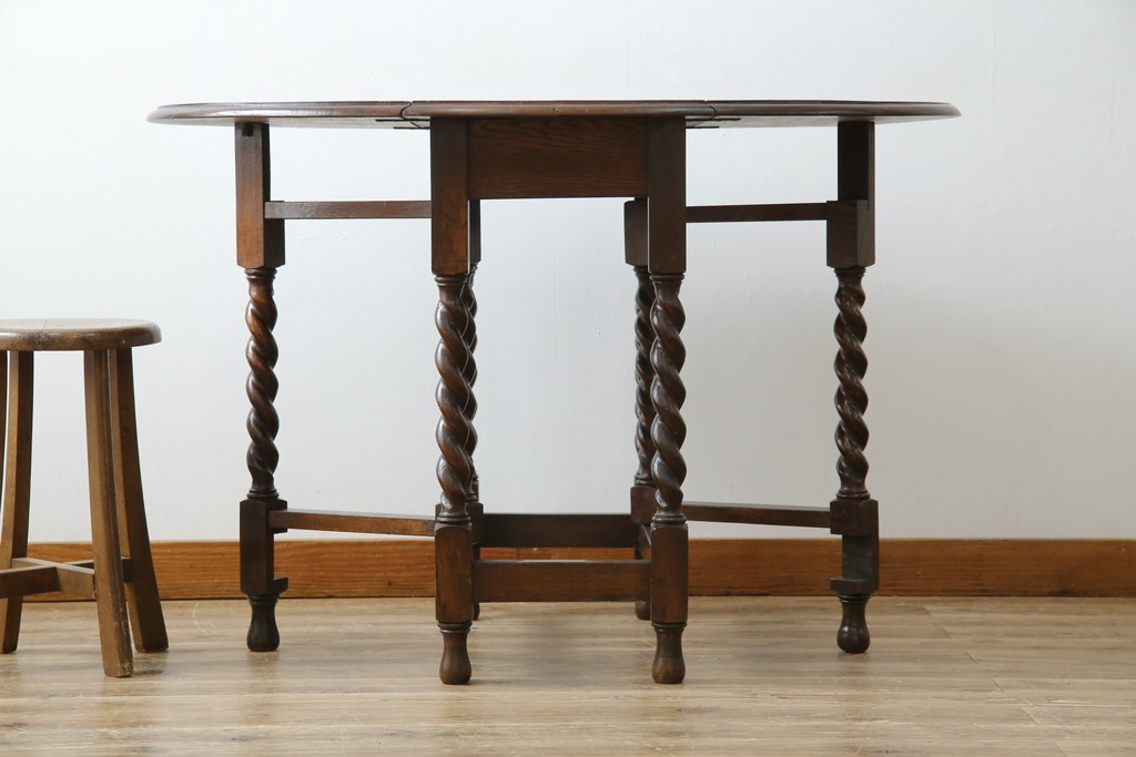 イギリスアンティーク　オーク材　脚のデザインが美しいツイストレッグバタフライテーブル　(R-063466)