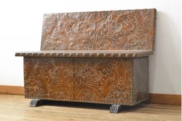ビンテージ家具　希少!　メリヤン(MERYAN)　本革打ち出し　コードバン　異国情緒溢れるデザインがおしゃれなベンチ収納(ヴィンテージ、長椅子、ブランケットボックス、コファ、ベンチチェスト、2人掛け、3人掛け)(R-063468)