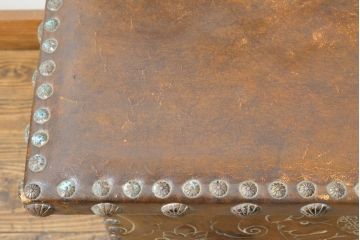 ビンテージ家具　希少!　メリヤン(MERYAN)　本革打ち出し　コードバン　異国情緒溢れるデザインがおしゃれなベンチ収納(ヴィンテージ、長椅子、ブランケットボックス、コファ、ベンチチェスト、2人掛け、3人掛け)(R-063468)