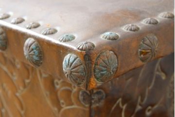 ビンテージ家具　希少!　メリヤン(MERYAN)　本革打ち出し　コードバン　異国情緒溢れるデザインがおしゃれなベンチ収納(ヴィンテージ、長椅子、ブランケットボックス、コファ、ベンチチェスト、2人掛け、3人掛け)(R-063468)