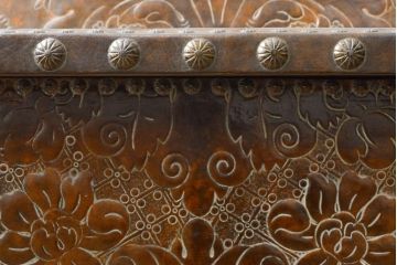 ビンテージ家具　希少!　メリヤン(MERYAN)　本革打ち出し　コードバン　異国情緒溢れるデザインがおしゃれなベンチ収納(ヴィンテージ、長椅子、ブランケットボックス、コファ、ベンチチェスト、2人掛け、3人掛け)(R-063468)