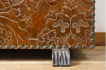 ビンテージ家具　希少!　メリヤン(MERYAN)　本革打ち出し　コードバン　異国情緒溢れるデザインがおしゃれなベンチ収納(ヴィンテージ、長椅子、ブランケットボックス、コファ、ベンチチェスト、2人掛け、3人掛け)(R-063468)