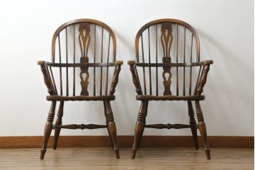和製ビンテージ　飛騨産業　キツツキマーク　希少な絶版品!クラシカルな佇まいが魅力のウィンザーチェア2脚セット(ヴィンテージ、ウインザーチェア、アームチェア、椅子、イス、板座チェア、ダイニングチェア)(R-063472)