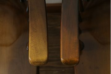 和製ビンテージ　飛騨産業　キツツキマーク　希少な絶版品!クラシカルな佇まいが魅力のウィンザーチェア2脚セット(ヴィンテージ、ウインザーチェア、アームチェア、椅子、イス、板座チェア、ダイニングチェア)(R-063472)