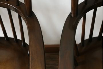 和製ビンテージ　飛騨産業　キツツキマーク　希少な絶版品!クラシカルな佇まいが魅力のウィンザーチェア2脚セット(ヴィンテージ、ウインザーチェア、アームチェア、椅子、イス、板座チェア、ダイニングチェア)(R-063472)