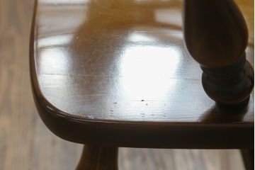 和製ビンテージ　飛騨産業　キツツキマーク　希少な絶版品!クラシカルな佇まいが魅力のウィンザーチェア2脚セット(ヴィンテージ、ウインザーチェア、アームチェア、椅子、イス、板座チェア、ダイニングチェア)(R-063472)