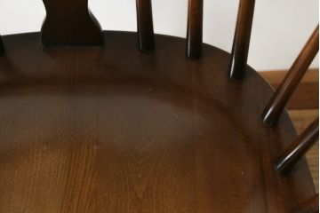 和製ビンテージ　飛騨産業　キツツキマーク　希少な絶版品!クラシカルな佇まいが魅力のウィンザーチェア2脚セット(ヴィンテージ、ウインザーチェア、アームチェア、椅子、イス、板座チェア、ダイニングチェア)(R-063472)