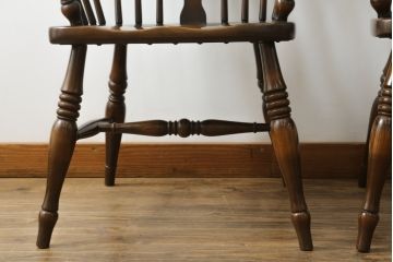 和製ビンテージ　飛騨産業　キツツキマーク　希少な絶版品!クラシカルな佇まいが魅力のウィンザーチェア2脚セット(ヴィンテージ、ウインザーチェア、アームチェア、椅子、イス、板座チェア、ダイニングチェア)(R-063472)