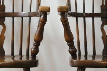 和製ビンテージ　飛騨産業　キツツキマーク　希少な絶版品!クラシカルな佇まいが魅力のウィンザーチェア2脚セット(ヴィンテージ、ウインザーチェア、アームチェア、椅子、イス、板座チェア、ダイニングチェア)(R-063472)
