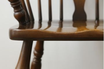 和製ビンテージ　飛騨産業　キツツキマーク　希少な絶版品!クラシカルな佇まいが魅力のウィンザーチェア2脚セット(ヴィンテージ、ウインザーチェア、アームチェア、椅子、イス、板座チェア、ダイニングチェア)(R-063472)