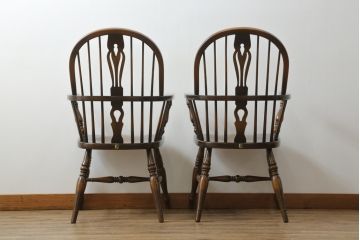 和製ビンテージ　飛騨産業　キツツキマーク　希少な絶版品!クラシカルな佇まいが魅力のウィンザーチェア2脚セット(ヴィンテージ、ウインザーチェア、アームチェア、椅子、イス、板座チェア、ダイニングチェア)(R-063472)