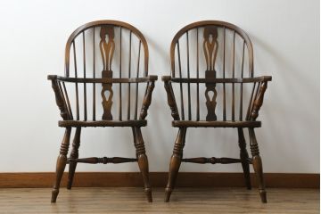 和製ビンテージ　飛騨産業　キツツキマーク　希少な絶版品!背もたれのデザインがおしゃれなウィンザーチェア2脚セット(ヴィンテージ、ウインザーチェア、アームチェア、椅子、イス、板座チェア、ダイニングチェア)(R-063473)