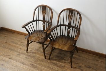和製ビンテージ　飛騨産業　キツツキマーク　希少な絶版品!背もたれのデザインがおしゃれなウィンザーチェア2脚セット(ヴィンテージ、ウインザーチェア、アームチェア、椅子、イス、板座チェア、ダイニングチェア)(R-063473)