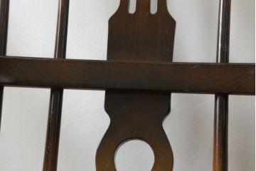 和製ビンテージ　飛騨産業　キツツキマーク　希少な絶版品!背もたれのデザインがおしゃれなウィンザーチェア2脚セット(ヴィンテージ、ウインザーチェア、アームチェア、椅子、イス、板座チェア、ダイニングチェア)(R-063473)