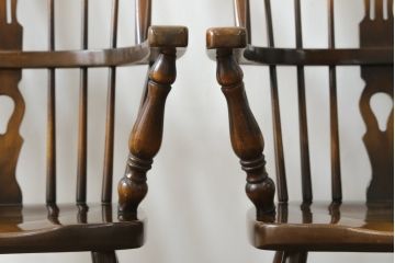 和製ビンテージ　飛騨産業　キツツキマーク　希少な絶版品!背もたれのデザインがおしゃれなウィンザーチェア2脚セット(ヴィンテージ、ウインザーチェア、アームチェア、椅子、イス、板座チェア、ダイニングチェア)(R-063473)