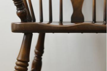和製ビンテージ　飛騨産業　キツツキマーク　希少な絶版品!背もたれのデザインがおしゃれなウィンザーチェア2脚セット(ヴィンテージ、ウインザーチェア、アームチェア、椅子、イス、板座チェア、ダイニングチェア)(R-063473)