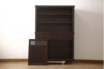 中古　民芸家具　欅(ケヤキ)材　上質な和の空間づくりに取り入れたいシックな水屋箪笥(収納棚、戸棚、食器棚、重ね戸棚、キャビネット)(R-063477)