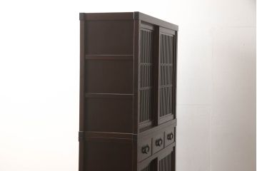 中古　民芸家具　欅(ケヤキ)材　上質な和の空間づくりに取り入れたいシックな水屋箪笥(収納棚、戸棚、食器棚、重ね戸棚、キャビネット)(R-063477)