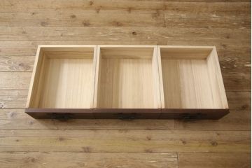 中古　民芸家具　欅(ケヤキ)材　上質な和の空間づくりに取り入れたいシックな水屋箪笥(収納棚、戸棚、食器棚、重ね戸棚、キャビネット)(R-063477)