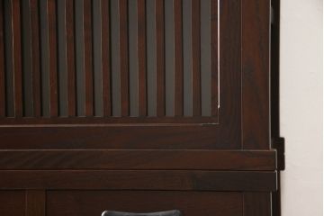 中古　民芸家具　欅(ケヤキ)材　上質な和の空間づくりに取り入れたいシックな水屋箪笥(収納棚、戸棚、食器棚、重ね戸棚、キャビネット)(R-063477)