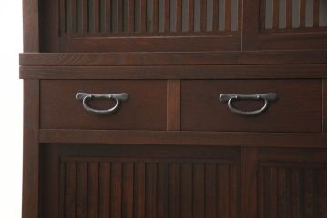 中古　民芸家具　欅(ケヤキ)材　上質な和の空間づくりに取り入れたいシックな水屋箪笥サイドボード(収納棚、戸棚、食器棚、キャビネット)(R-063479)
