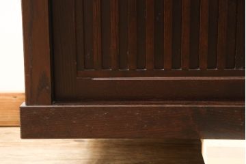 中古　民芸家具　欅(ケヤキ)材　上質な和の空間づくりに取り入れたいシックな水屋箪笥サイドボード(収納棚、戸棚、食器棚、キャビネット)(R-063479)