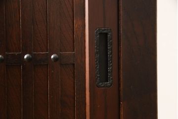 中古　民芸家具　欅(ケヤキ)材　上質な和の空間づくりに取り入れたいシックな水屋箪笥サイドボード(収納棚、戸棚、食器棚、キャビネット)(R-063479)