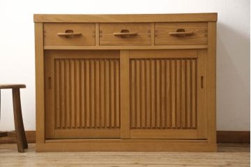 中古　美品　国産手造り家具　タモ材　和モダンの雰囲気高める水屋箪笥サイドボード(サイドキャビネット、戸棚、収納棚、引き出し)(R-063481)