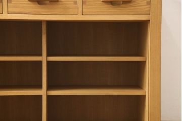 中古　美品　国産手造り家具　タモ材　和モダンの雰囲気高める水屋箪笥サイドボード(サイドキャビネット、戸棚、収納棚、引き出し)(R-063481)