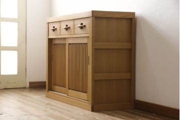 中古　美品　国産手造り家具　タモ材　和モダンの雰囲気高める水屋箪笥サイドボード(サイドキャビネット、戸棚、収納棚、引き出し)(R-063481)