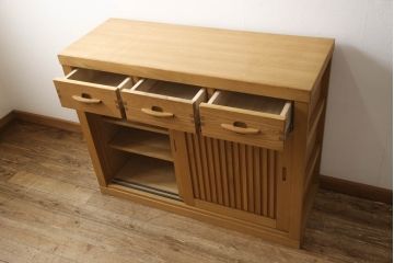 中古　美品　国産手造り家具　タモ材　和モダンの雰囲気高める水屋箪笥サイドボード(サイドキャビネット、戸棚、収納棚、引き出し)(R-063481)