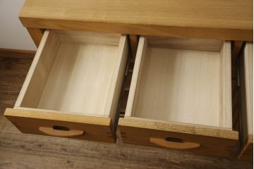 中古　美品　国産手造り家具　タモ材　和モダンの雰囲気高める水屋箪笥サイドボード(サイドキャビネット、戸棚、収納棚、引き出し)(R-063481)