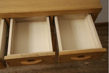 中古　美品　国産手造り家具　タモ材　和モダンの雰囲気高める水屋箪笥サイドボード(サイドキャビネット、戸棚、収納棚、引き出し)(R-063481)