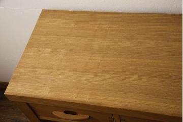 中古　美品　国産手造り家具　タモ材　和モダンの雰囲気高める水屋箪笥サイドボード(サイドキャビネット、戸棚、収納棚、引き出し)(R-063481)