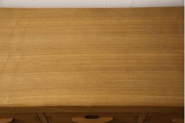 中古　美品　国産手造り家具　タモ材　和モダンの雰囲気高める水屋箪笥サイドボード(サイドキャビネット、戸棚、収納棚、引き出し)(R-063481)