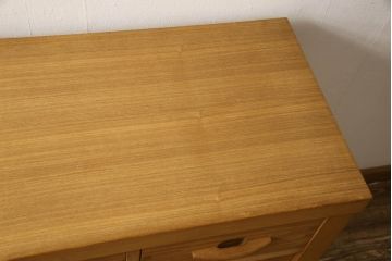 中古　美品　国産手造り家具　タモ材　和モダンの雰囲気高める水屋箪笥サイドボード(サイドキャビネット、戸棚、収納棚、引き出し)(R-063481)