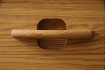 中古　美品　国産手造り家具　タモ材　和モダンの雰囲気高める水屋箪笥サイドボード(サイドキャビネット、戸棚、収納棚、引き出し)(R-063481)