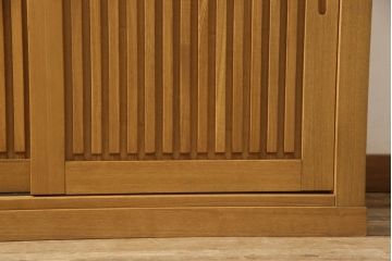 中古　美品　国産手造り家具　タモ材　和モダンの雰囲気高める水屋箪笥サイドボード(サイドキャビネット、戸棚、収納棚、引き出し)(R-063481)