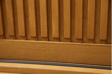 中古　美品　国産手造り家具　タモ材　和モダンの雰囲気高める水屋箪笥サイドボード(サイドキャビネット、戸棚、収納棚、引き出し)(R-063481)
