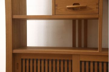 中古　国産手造り家具　タモ材　和モダンの雰囲気高める飾り棚(茶棚、和風キャビネット、戸棚、収納棚、引き出し)(R-063482)