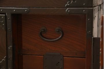 和製アンティーク　特注!!最高級　前面欅(ケヤキ)材　上品な和の雰囲気漂う分厚い金具の合わせ一間二段重ね仙台箪笥(和たんす、収納箪笥、夫婦箪笥、衣装タンス、引き出し、チェスト)(R-063483)