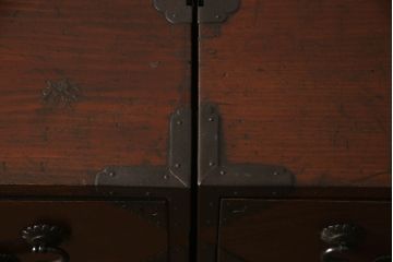 和製アンティーク　特注!!最高級　前面欅(ケヤキ)材　上品な和の雰囲気漂う分厚い金具の合わせ一間二段重ね仙台箪笥(和たんす、収納箪笥、夫婦箪笥、衣装タンス、引き出し、チェスト)(R-063483)